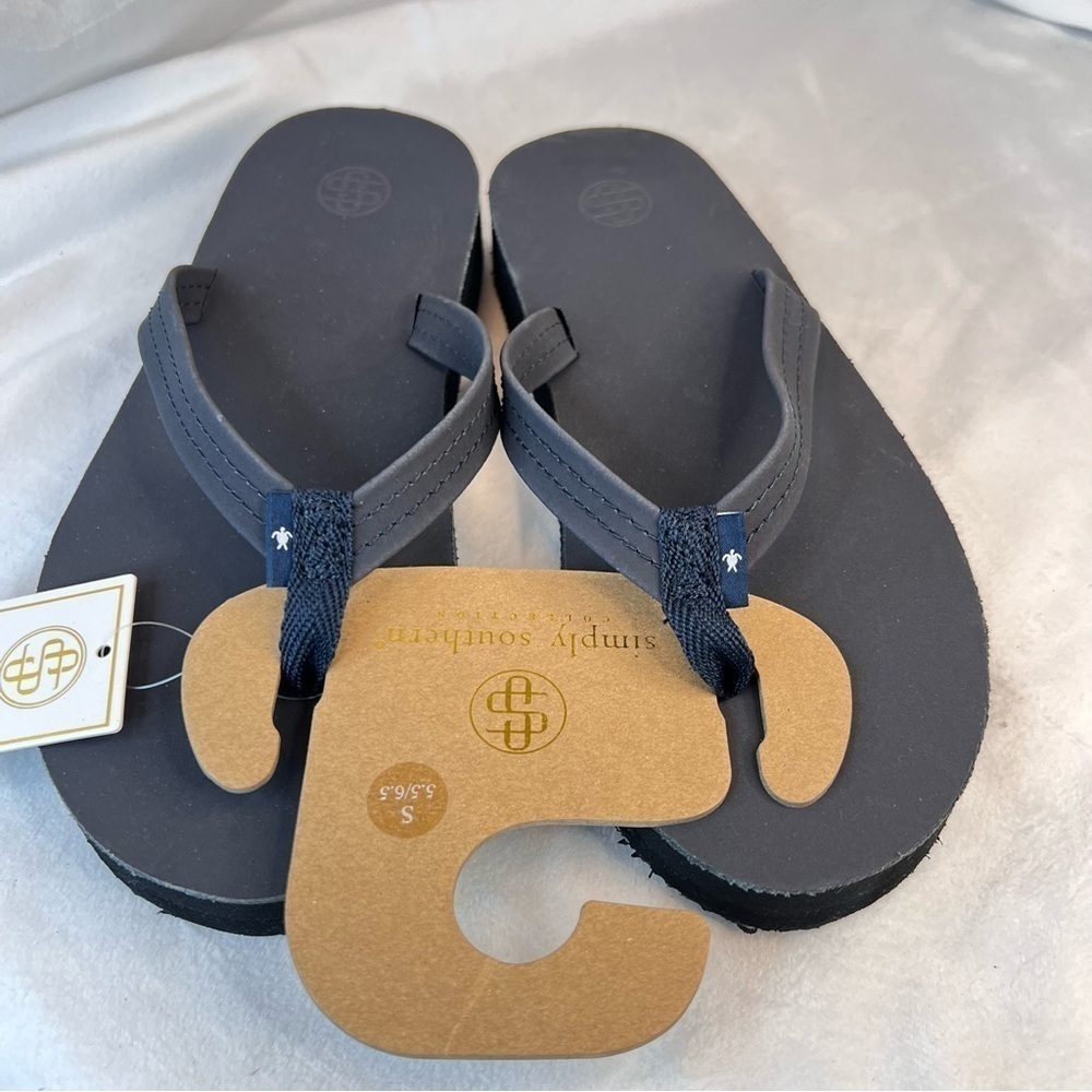 Simply Southern Women’s Dark Gray Leather Flip Flops Shoes NWT Size S (5.5-6.5) - Picture 3 of 6